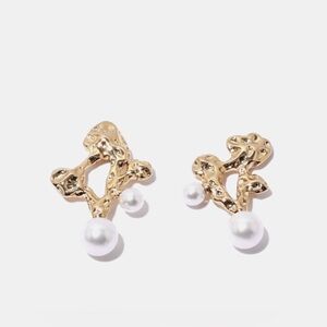 Gold plated Abstract stud earrings with pearls.